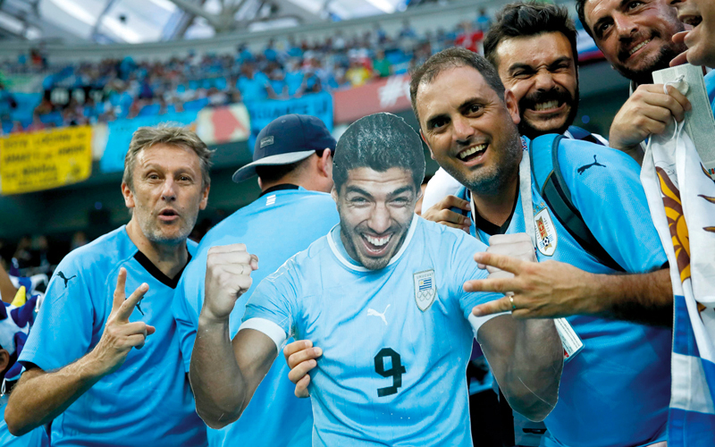 مشجّعو الأوروغواي يحتفلون مع  صورة للنجم سواريز. أ.ف.ب