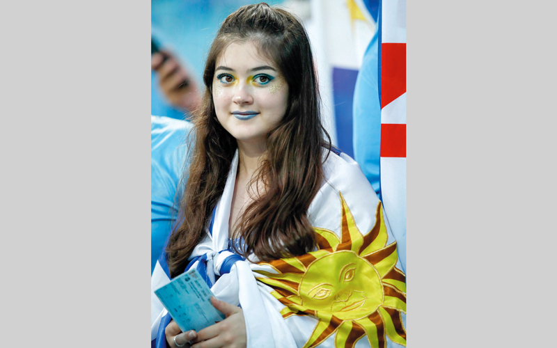 مشجّعة لمنتخب الأوروغواي خلال مباراة البرتغال. أ.ف.ب