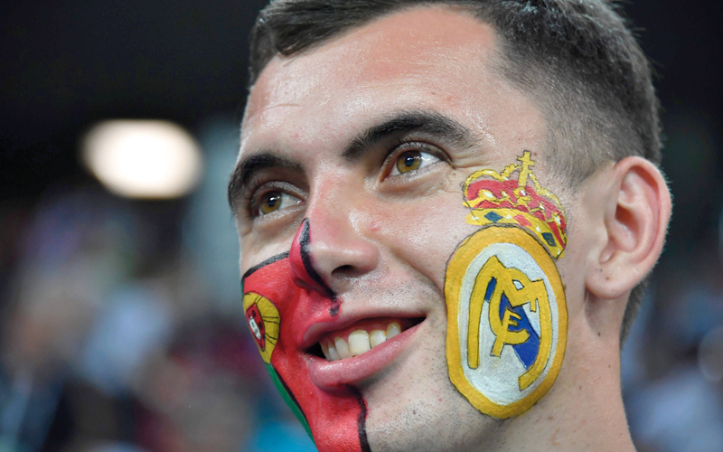 مشجّع برتغالي من عشاق ريال مدريد. أ.ف.ب