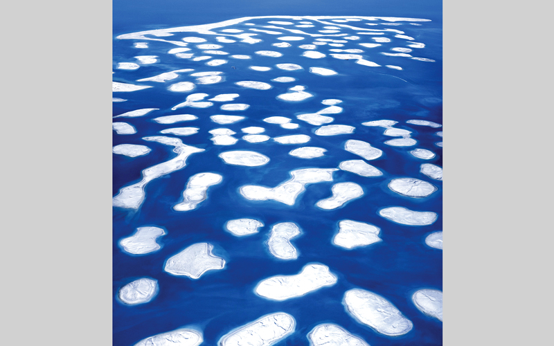 عمل فوتوغرافي لأندرياس غورسكي بعنوان «جزر العالم في دبي». من المصدر