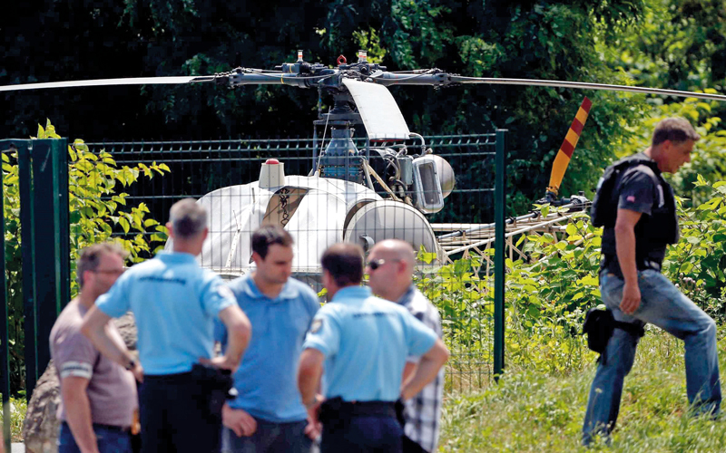 هرب فايد على متن مروحية هبطت في الساحة

الأمامية للسجن.

أ.ف.ب