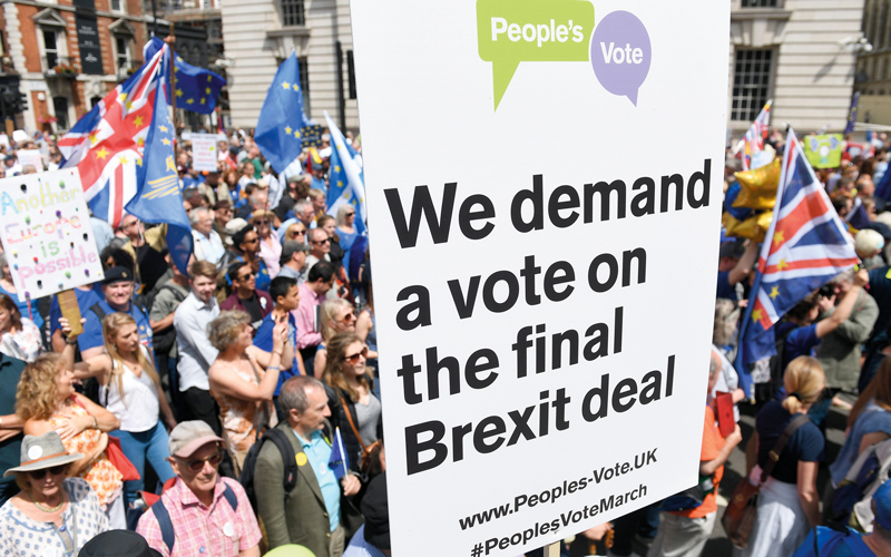 آلاف البريطانيين تظاهروا في لندن للمطالبة بتصويت على الصفقة النهائية.  أرشيفية