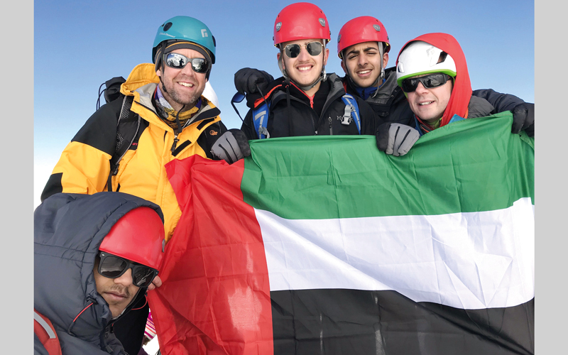 استغرقت الرحلة 6 أيام منذ الانطلاق حتى الصعود للقمة ومن ثم الهبوط للقاعدة مرة أخرى. من المصدر