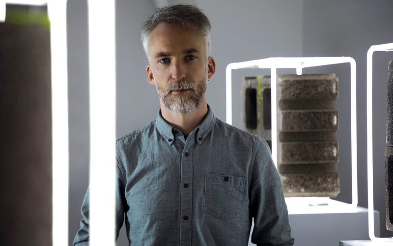 تأتي هذه المنحوتات على هيئة كتل أسمنتية مضاءة. رويترز