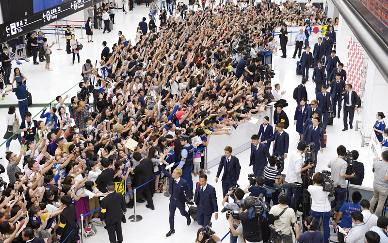 الجماهير اليابانية استقبلت منتخب «الساموراي» بحفاوة عقب وصولهم قادمين من روسيا. رويترز