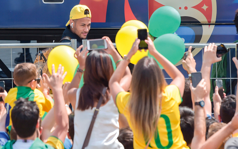 جمهور المنتخب البرازيلي كان في استقبال نيمار لدى وصوله مع «السامبا» إلى مدينة كازان استعداداً للقاء بلجيكا. أ.ف.ب
