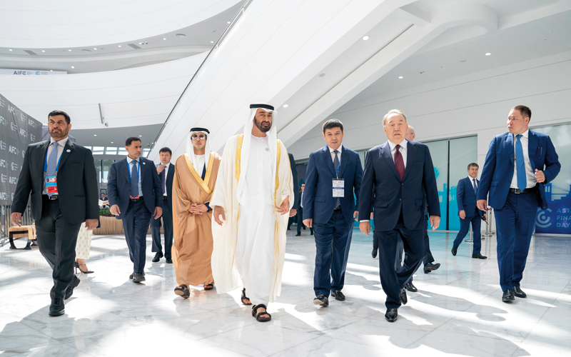محمد بن زايد ورئيس جمهورية كازاخستان لدى افتتاح مركز أستانا المالي الدولي.  وام