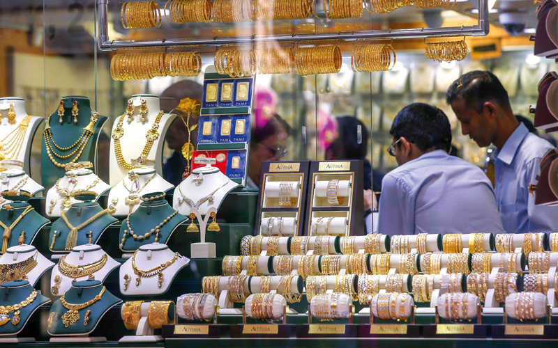 الأسواق تشهد تعاملات محدودة لقطع صغيرة من المشغولات من بعض المتعاملين خصوصاً من جنسيات عربية. تصوير: أشوك فيرما