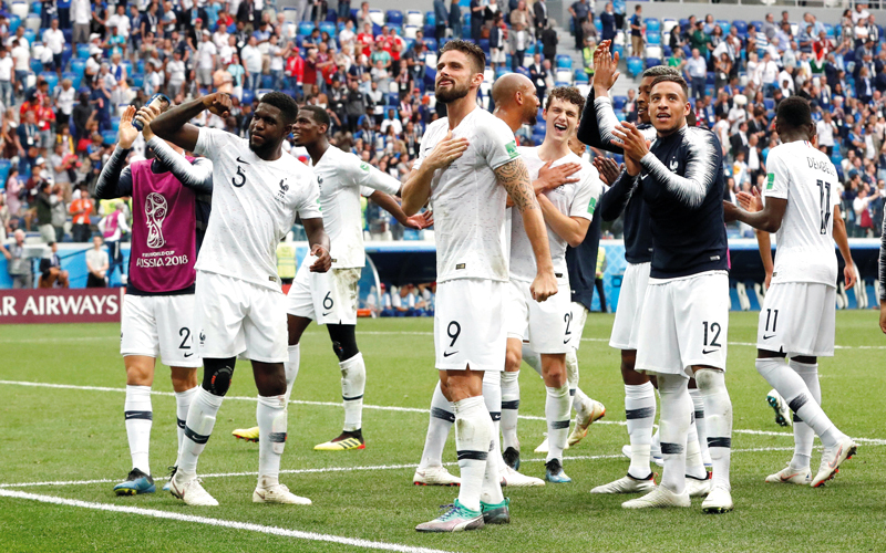 فرحة لاعبي فرنسا بالفوز على أوروغواي والتأهل لنصف نهائي مونديال روسيا. رويترز