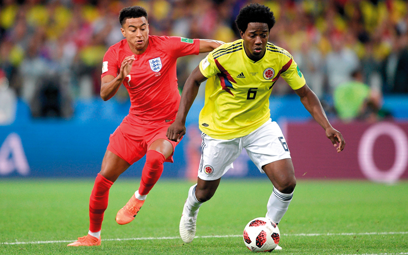 اللاعب الكولومبي كارولوس سانشيز (يمين) تلقى تهديداً بالقتل. أ.ف.ب