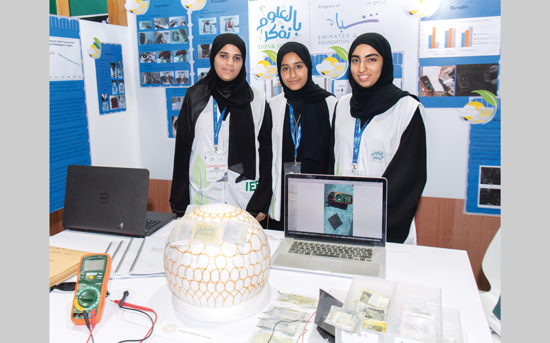 الطالبات (من اليمين): حصة وسارا وميثاء أثناء عرض مشروعهن  في «بالعلوم نفكر 2018».  تصوير: أحمد عرديتي