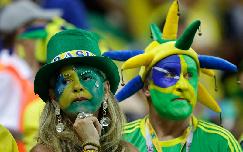 ملامح الحزن بادية على مشجعة برازيلية، عقب الهزيمة من بلجيكا، أول  من أمس،  في الدور ربع النهائي. أ.ب