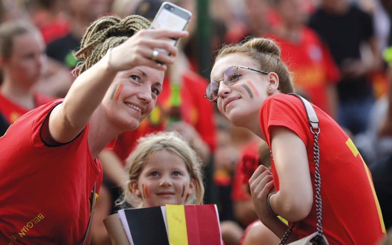 الفرحة كانت حاضرة بقوة عند الجماهير البلجيكية عقب فوز «الشياطين الحمر» على البرازيل،  على استاد كازان أرينا. أ.ب