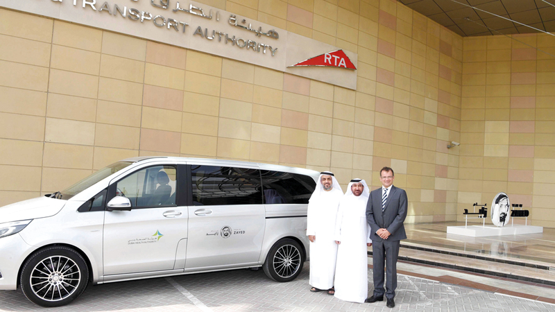 الملا وآل علي خلال تسلّم المركبة.  من المصدر