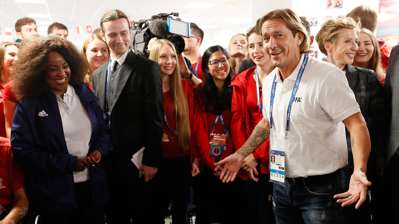 السكرتير العام لـ«فيفا» سامورا تلتقي لاعب كرة القدم السابق سالغادو. رويترز