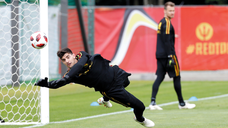 حارس بلجيكا كوردا يؤدّي تدريباته قبل لقاء فرنسا. إي.بي.إيه