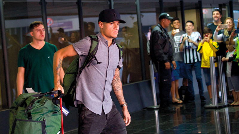 لاعب البرازيل كوتينيو عاد مع منتخب السامبا إلى بلاده أول من أمس. أ.ف.ب