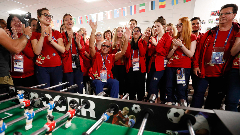 نشاطات رياضية واجتماعية للمشاركين المتطوعين للعمل في المونديال. رويترز