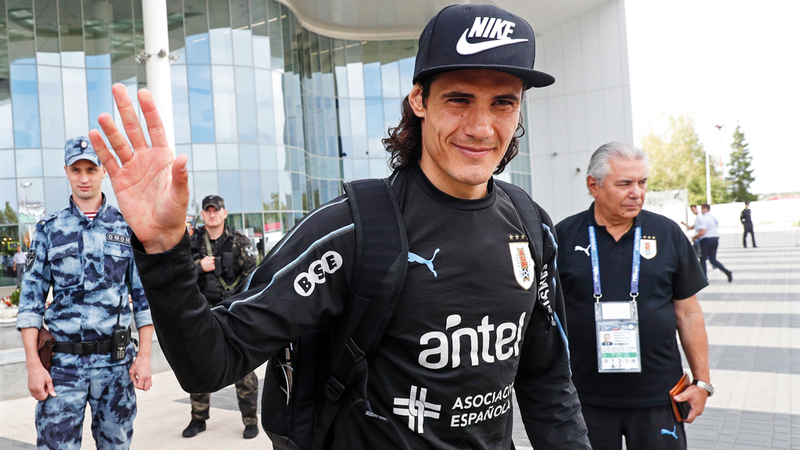 لاعب الأوروغواي كافاني أثناء مغادرة روسيا بعد خسارة فريقه أمام فرنسا. إي.بي.إيه