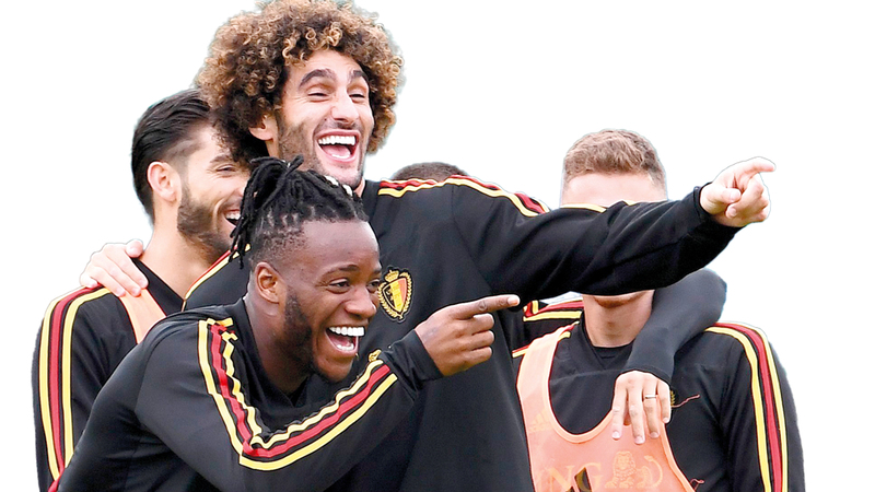 لاعبا بلجيكا ميشي باتشواي ومروان فيلاني أثناء تدريبات المنتخب الأخيرة. أ.ف.ب