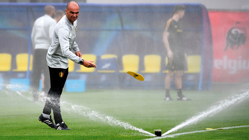 مدرب بلجيكا روبيرتو مارتينيز يضع اللمسات الأخيرة خلال التدريبات. أ.ف.ب