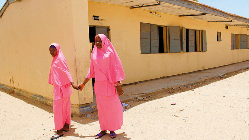 طالبتان في إحدى المدارس المبنية.  غيتي