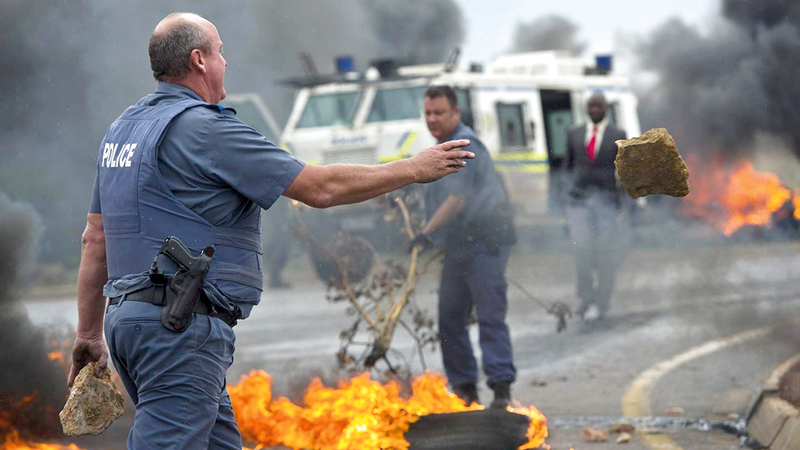 احتجاجات السكان السود للمطالبة بالعدالة في توزيع الأراضي. غيتي