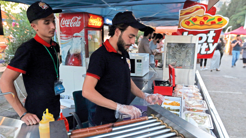 الباعة الجائلون يعودون إلى الشوارع بعد فتحها أمام السيارات.  إي.بي.إيه