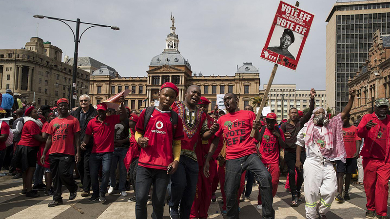 «مقاتلو الحرية الاقتصادية» في احدى حملاتهم الاحتجاجية، غيتي