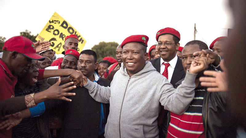 ماليما بين أنصاره يحرّضهم على الاحتجاج. غيتي