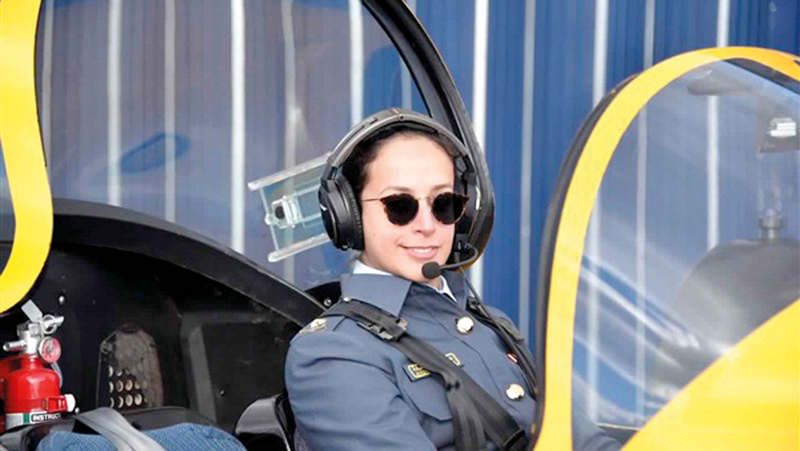 عائشة آل خليفة أول بحرينية تقود طائرة مقاتلة