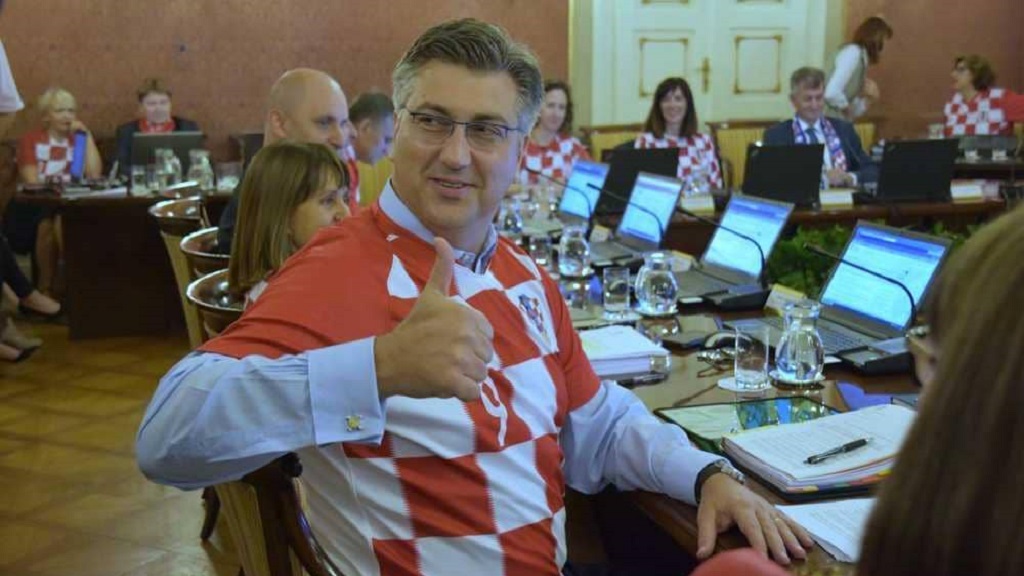 بالصور...وزراء كرواتيا يرتدون زي المنتخب في اجتماع الحكومة