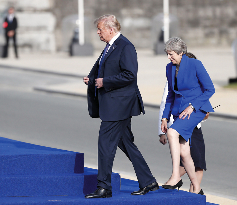 كعب تيريزا ماي يتسبّب لها في حرج أثناء القمة.  إي.بي.إيه