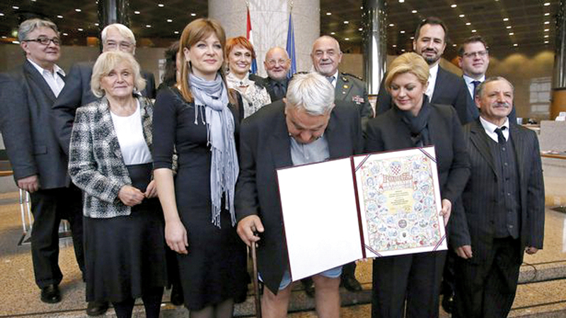 كيتاروفيتش غطّت أحد الناشطين الحقوقيين كي لا يرى أحد ملابسه الداخلية. غيتي