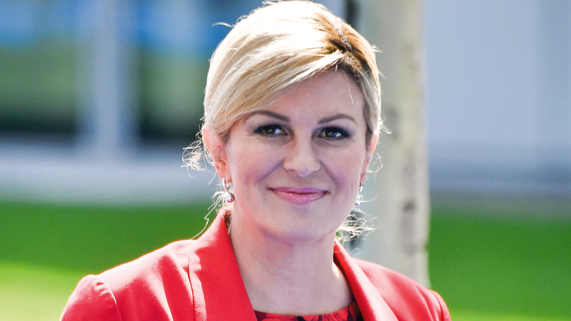 الرئيسة الكرواتية قضت وقتاً طيباً في روسيا بين فريقها.  أ.ف.ب