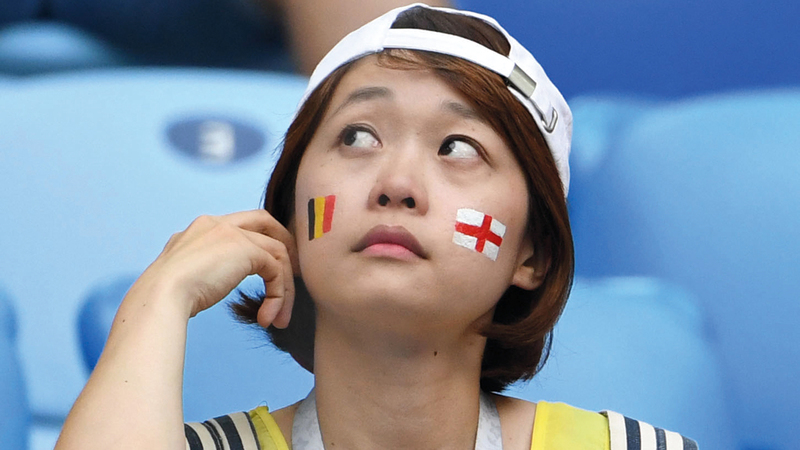 مشجعة ترسم علمي إنجلترا وبلجيكا خلال وجودها في مدرجات ملعب سانت بطرسبرغ لمتابعة مباراة المركز الثالث.

أ.ف.ب