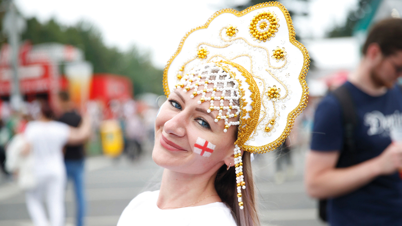 فتاة إنجليزية تبتسم خلال متابعة مباراة «الأسود الثلاثة» و«الشياطين الحمر».

أ.ف.ب