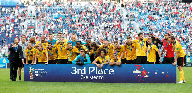 نجوم المنتخب البلجيكي يستعرضون الميداليات البرونزية في مونديال روسيا. رويترز