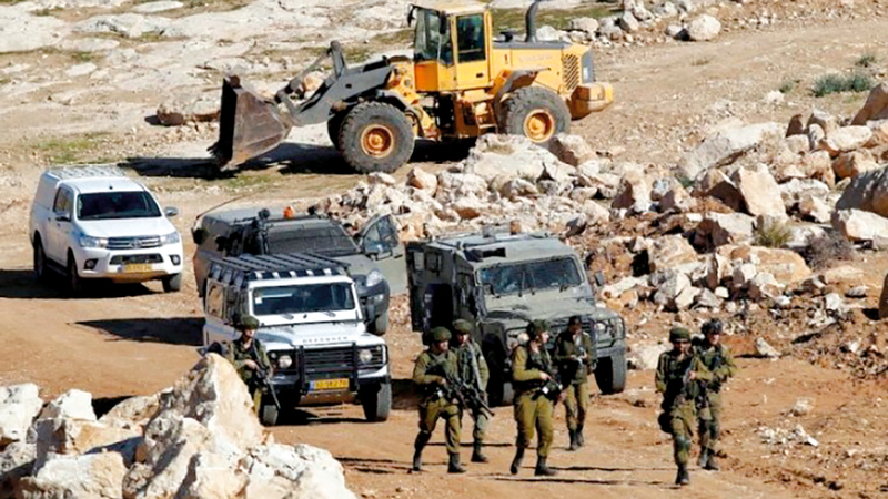 القوات الإسرائيلية أغلقت تجمع الخان الأحمر البدوي جنوب شرق القدس بالمكعبات الأسمنتية وأعلنته منطقة عسكرية مغلقة. من المصدر