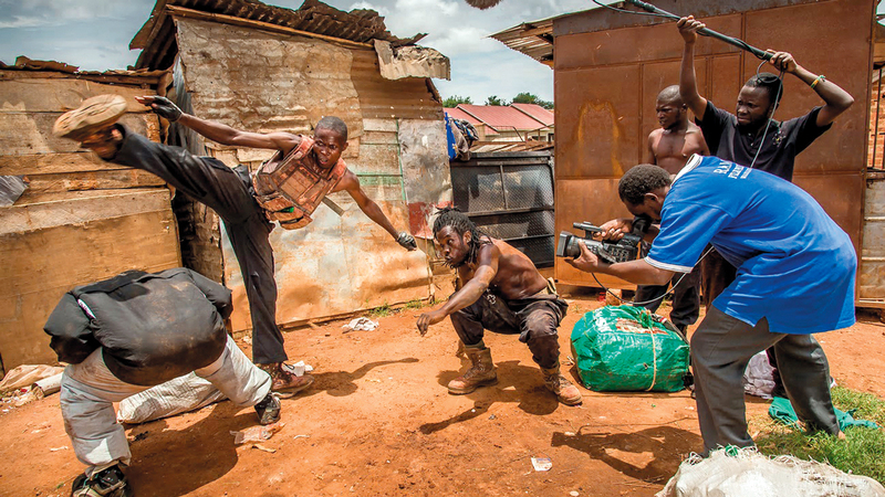 المخرج نبوانا يصور مشهداً قتالياً لفيلم «إكسبندبل» الأوغندي. أرشيفية