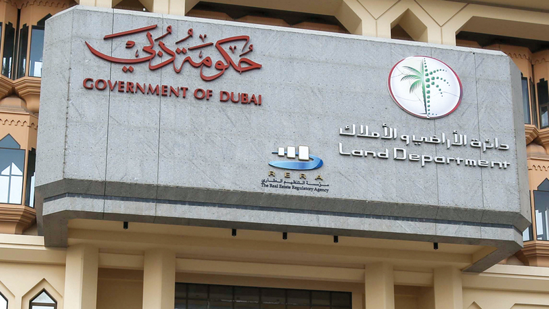 «الدائرة» تحثّ المتعاملين على اختيار وسطائهم ممن يحملون بطاقة «وسيط عقاري». تصوير: أشوك فيرما