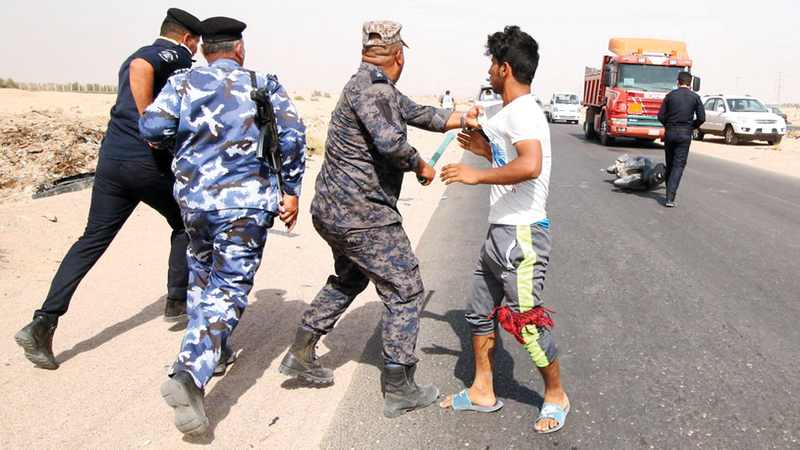 الشرطة العراقية تستخدم الهراوات لتفريق محتجين أمام حقل «الزبير» النفطي