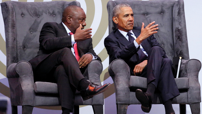 رامافوسا يتحدث إلى أوباما أثناء المشاركة  في حفل ذكرى ميلاد مانديلا. رويترز