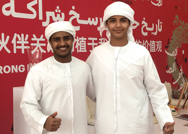 من (اليمين) عبدالملك الحكيم وحمد الحوسني. الإمارات اليوم