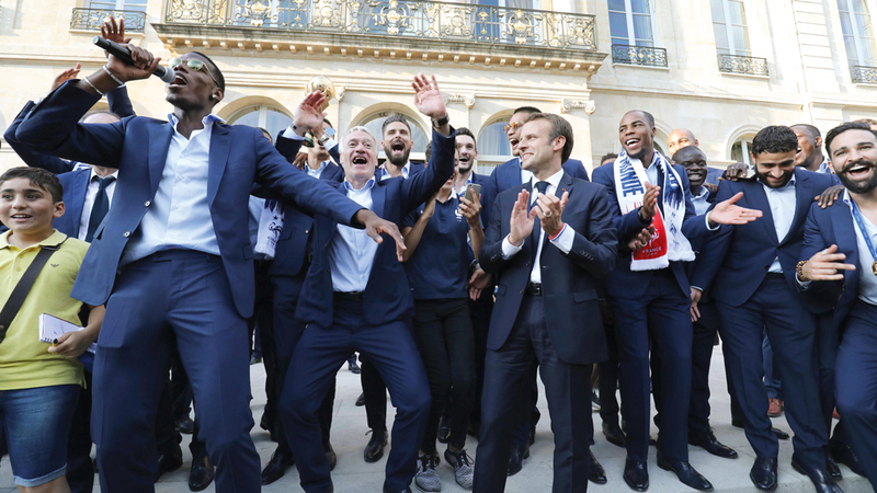 بوغبا خلال استقبال الرئيس الفرنسي للمنتخب. أ.ف.ب