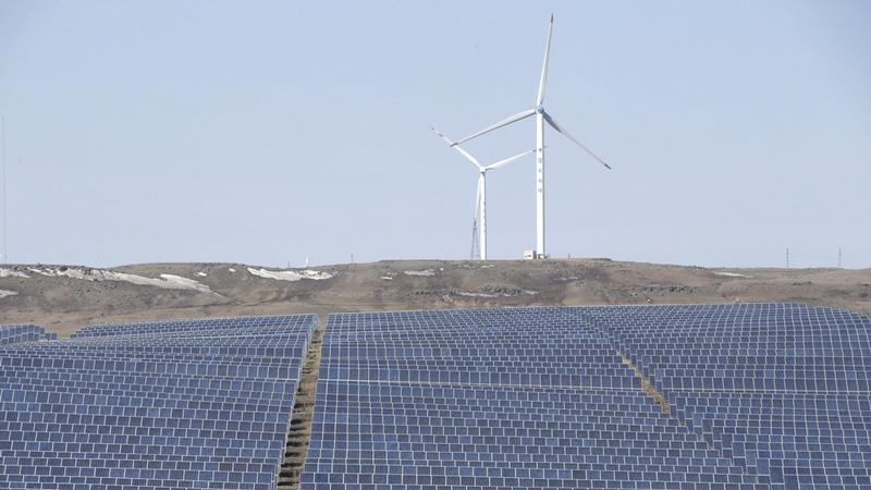 توربينات الهواء والألواح الشمسية من أهم مصادر توليد الطاقة في الصين.  رويترز