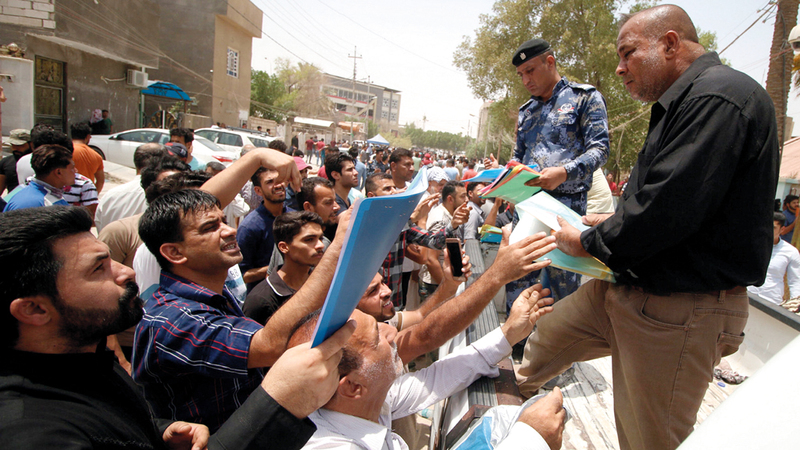 الصدر يساند احتجاجات العراق.. ويدعو إلى تأجيل  تشكيل الحكومة
