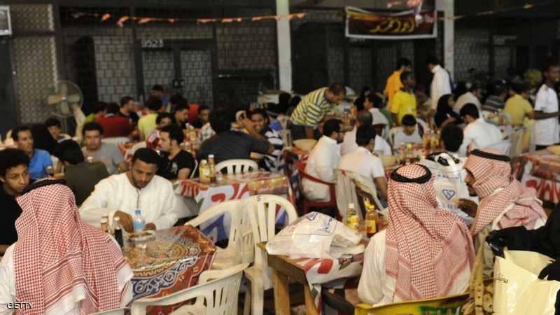 إغلاق مطعم سعودي لرفضه دخول الزبائن بالزي الوطني