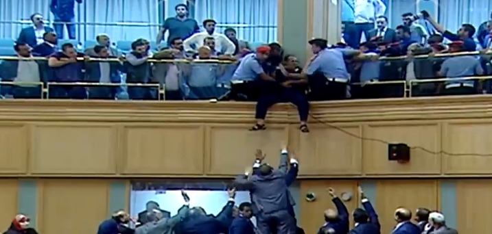 بالصور ..يسقط من شرفة البرلمان الأردني احتجاجا .. والرزاز يتدخل