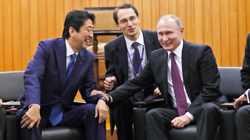 آبي يحاول التقرب دائماً من بوتين لحل نزاع كبير بين الطرفين على 4 جزر يابانية تسيطر عليها روسيا. أ.ب